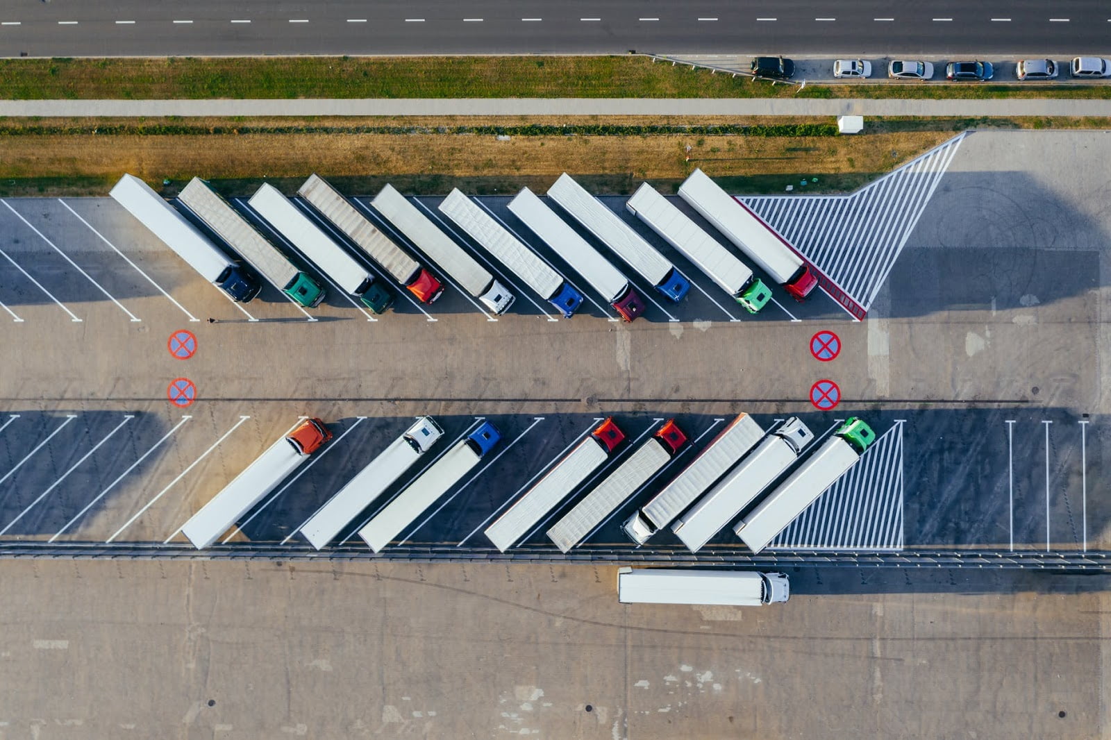 Solo de estacionamento cede, e caminhão cai dentro de academia em